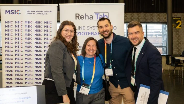 Adéla Husáková, Kamila Walková, Lukáš Kubina a Matěj Misař na konferenci AdvanceMed