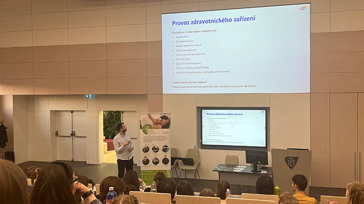 Lukáš Kubina na univerzitě přednáší studentům o legislativě