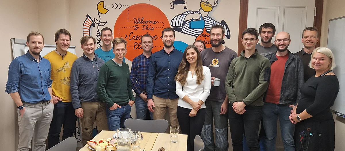 Tým RehaTabu pózuje v kanceláři